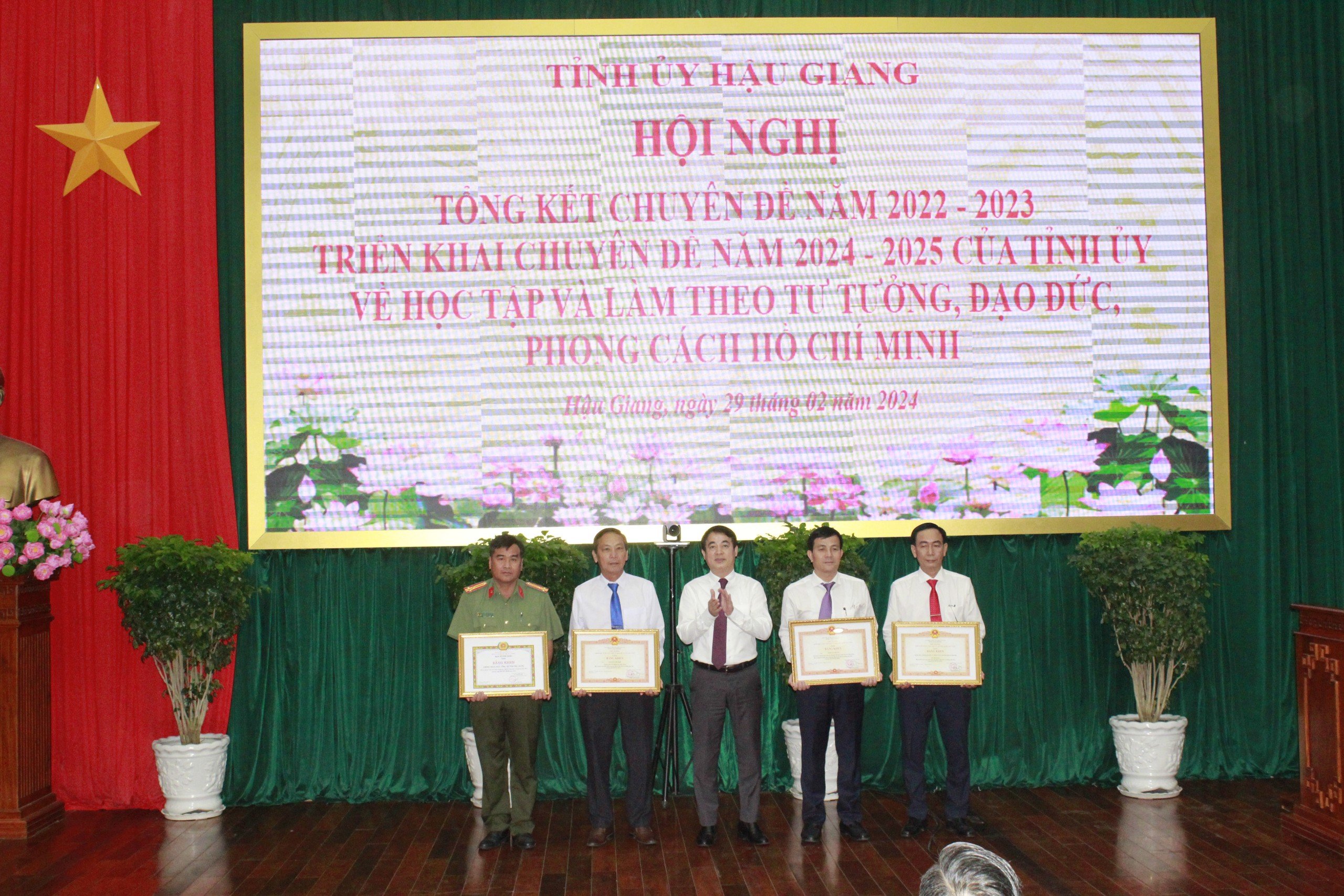 Đồng chí Nghiêm Xuân Thành (giữa), Ủy viên Trung ương Đảng, Bí thư Tỉnh ủy, trao bằng khen của Thủ tướng Chính phủ, Ban Tuyên giáo Trung ương cho các tập thể, cá nhân.